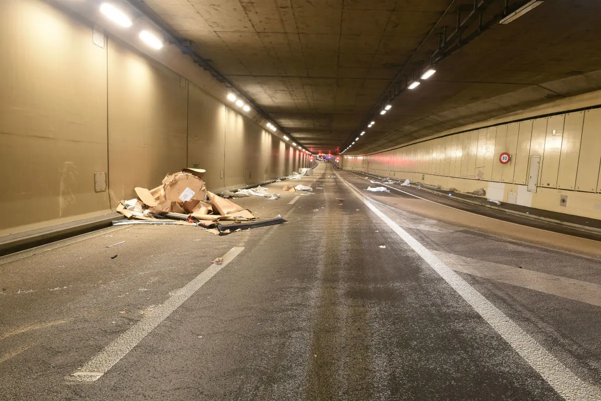 A2/Luzern LU - Sattelmotorfahrzeug im Tunnel verunfallt