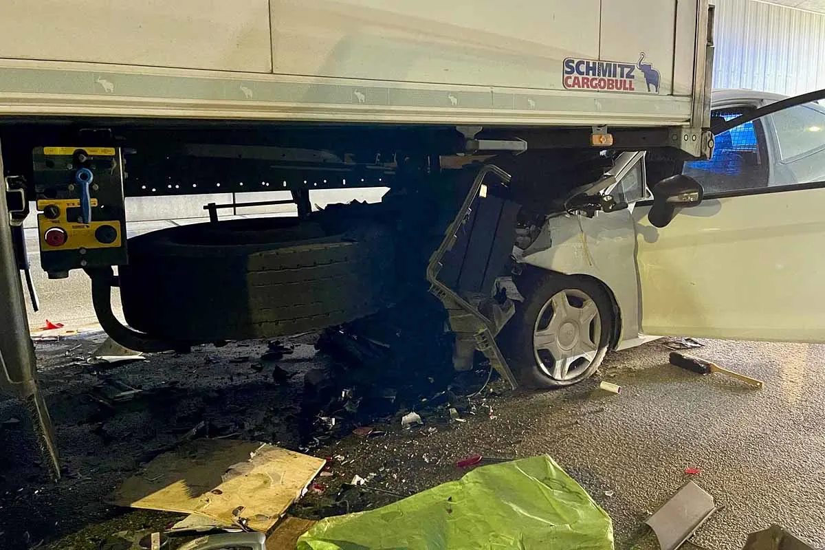 Unfall im Tunnel in Schwechat - Pkw fährt auf Sattelschlepper auf