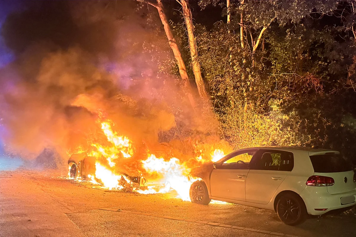 Mülheim an der Ruhr NW – Pkw-Brand greift auf Fahrzeug und Waldstück über