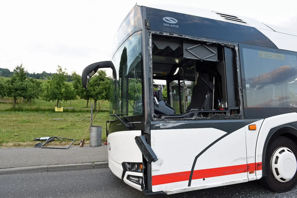 Ruswil LU - Unfall zwischen Linienbus und Auto mit Anhänger