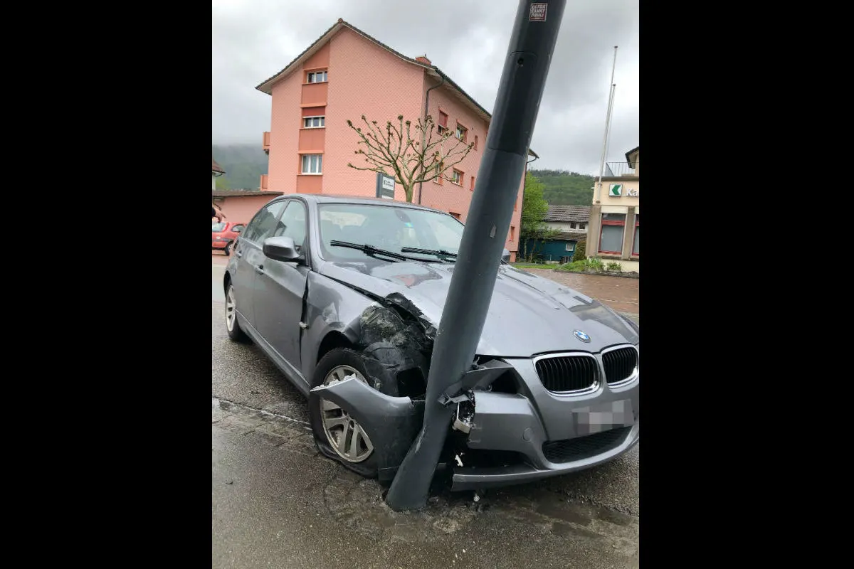 Oberriet SG - Zwei Personen durch Selbstunfall verletzt