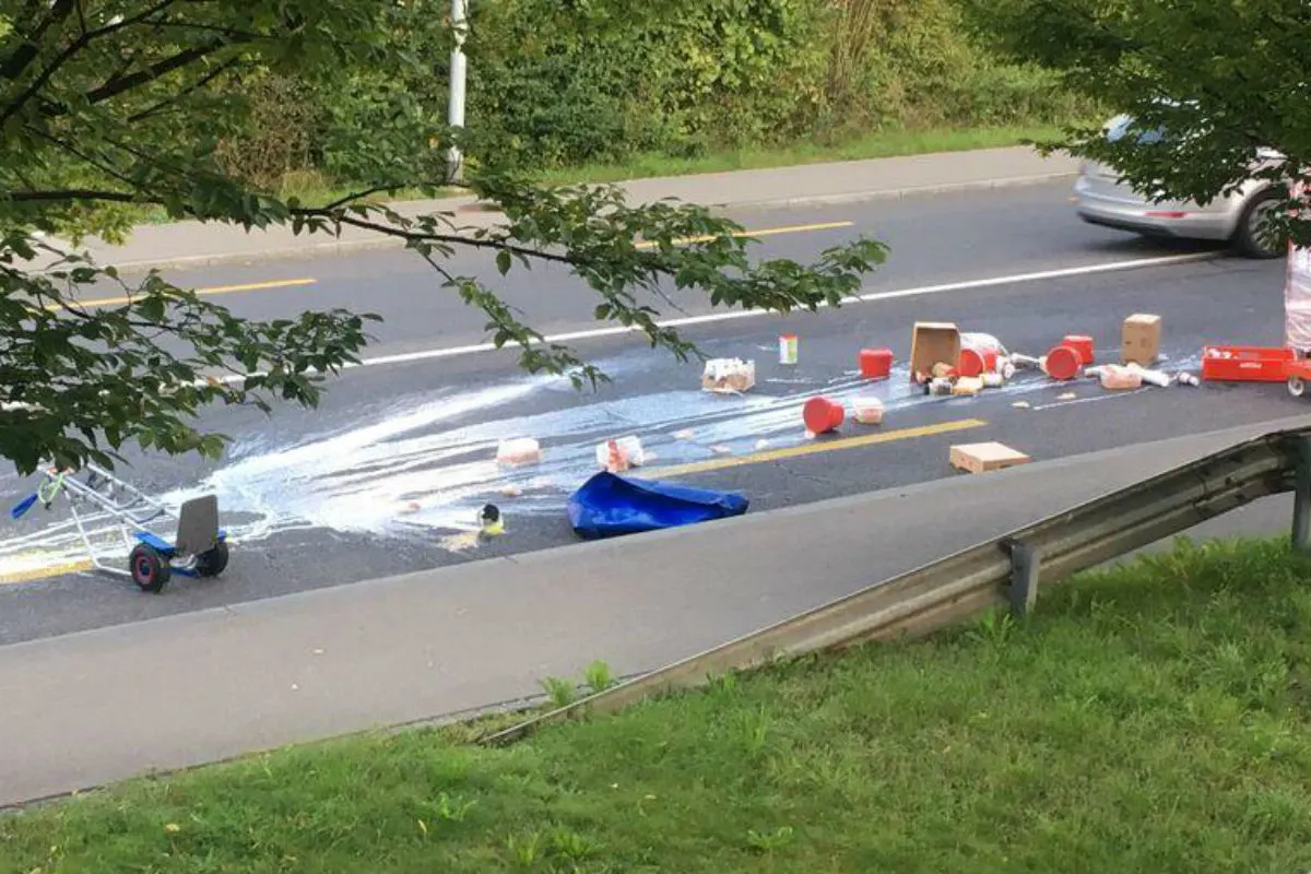 Rotkreuz ZG - Lastwagen mit offener Hebebühne 