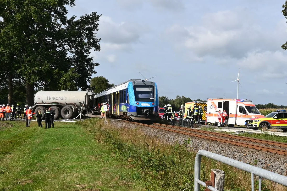 Kutenholz NI – Traktorfahrer nach Unfall mit Zug schwer verletzt – Zug entgleist