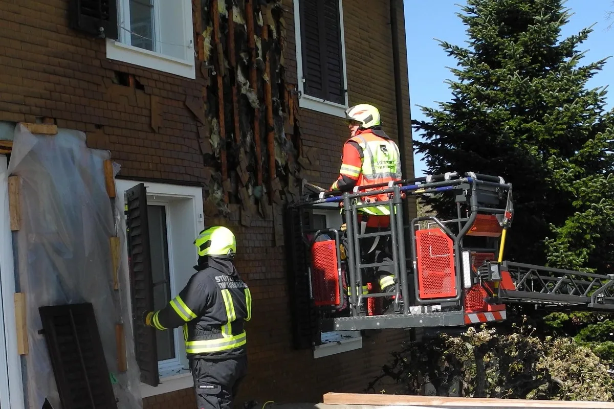 Küssnacht SZ - Mottbrand in Hausfassade kann gelöscht werden