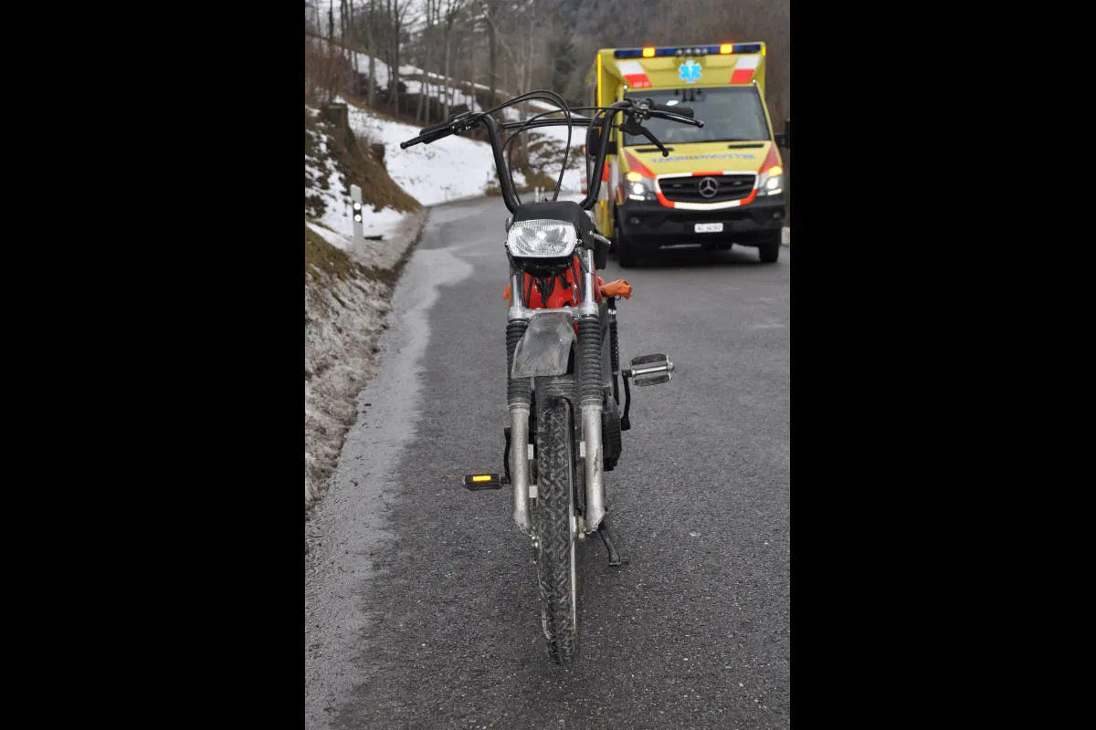Kienberg SO - Mofalenker schwer verunfallt	