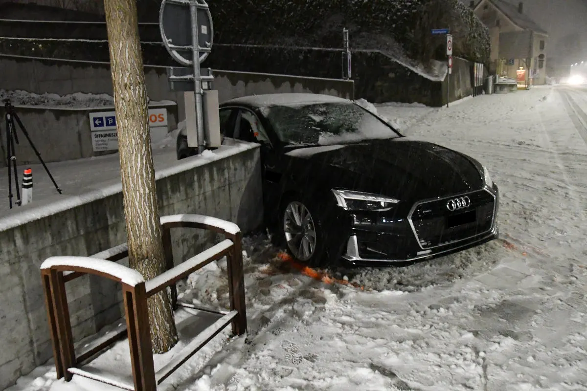 Chur GR – Selbstunfall auf schneebedeckter Fahrbahn