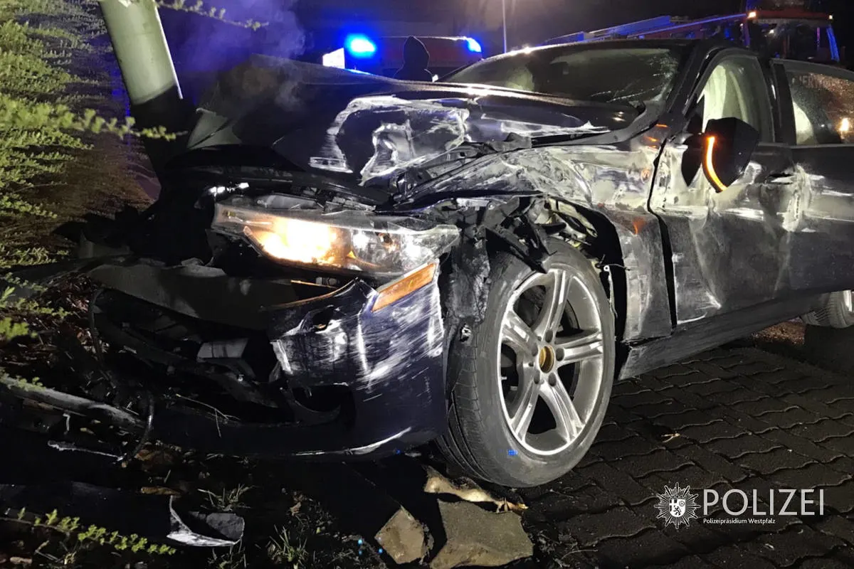 Kaiserslautern – Unfall unter Alkohol – BMW "geschrottet"
