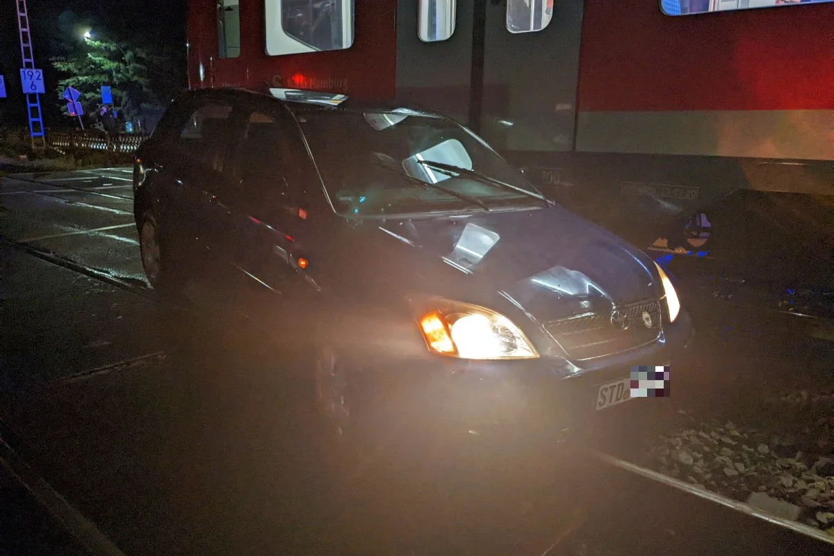 Stade - Autofahrerin kollidiert mit S-Bahn