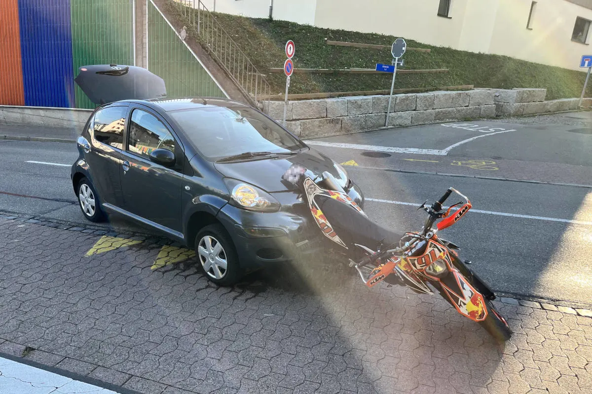 Rapperswil-Jona SG – Auto prallt in Motorrad