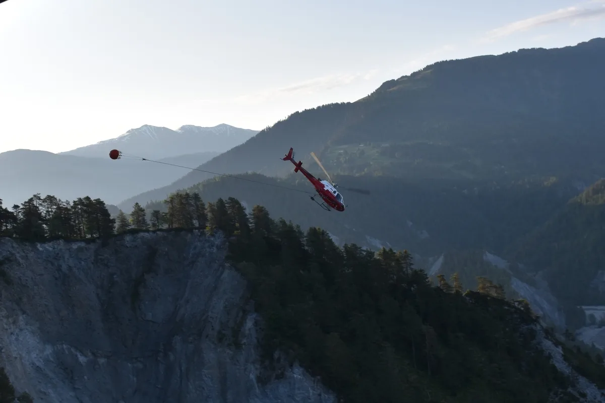 Brand heute in Flims GR - Helikopter unterstützt Brandbekämpfung 