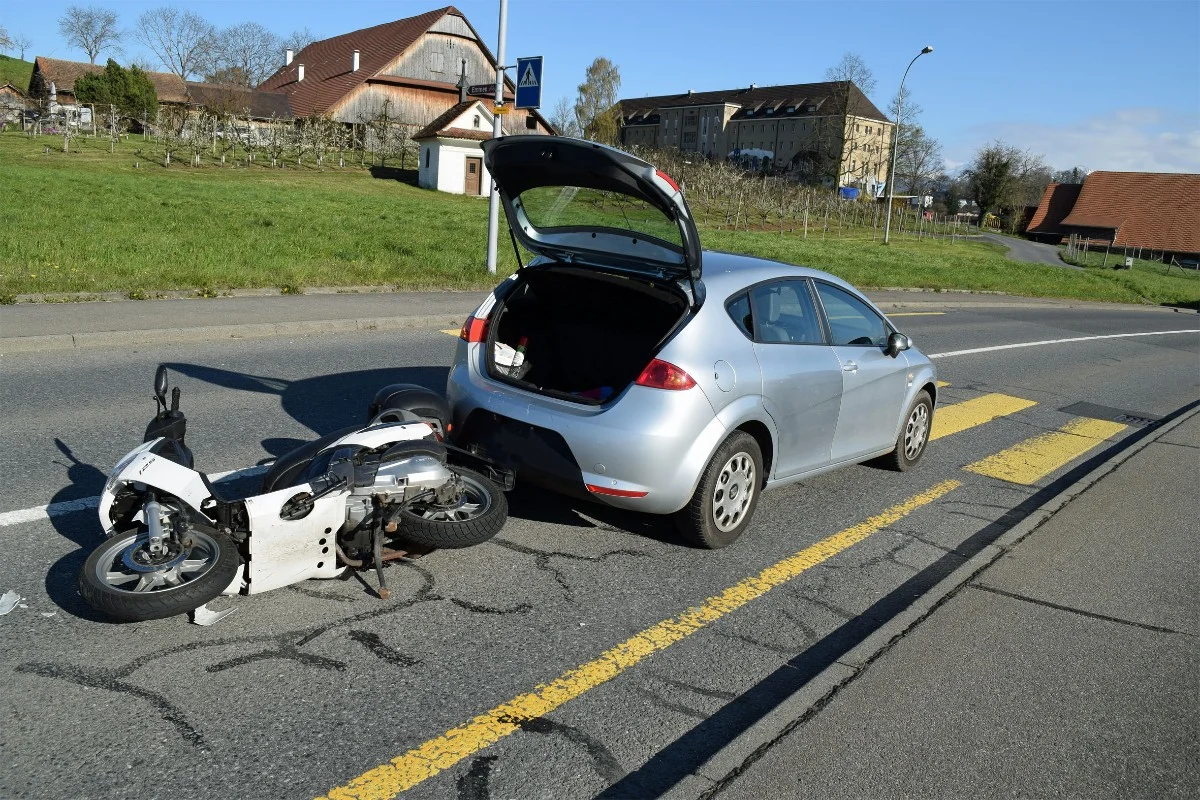 Luzern - Motorradfahrerin bei Auffahrkollision verletzt