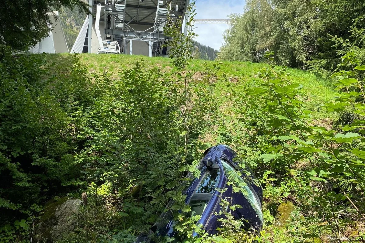Dramatischer Unfall in Vicosoprano GR  - Auto fährt wegen Bremsversagen einen Abhang hinunter