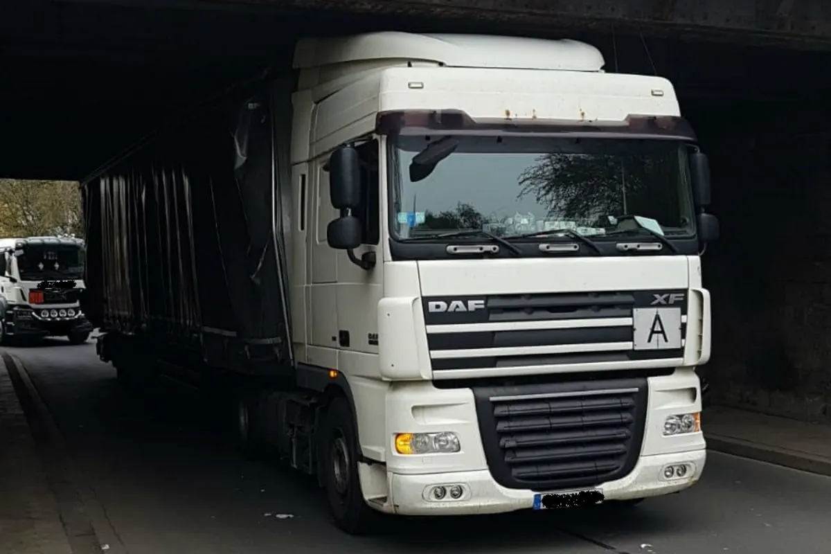 Sattelzug bleibt unter Brücke stecken