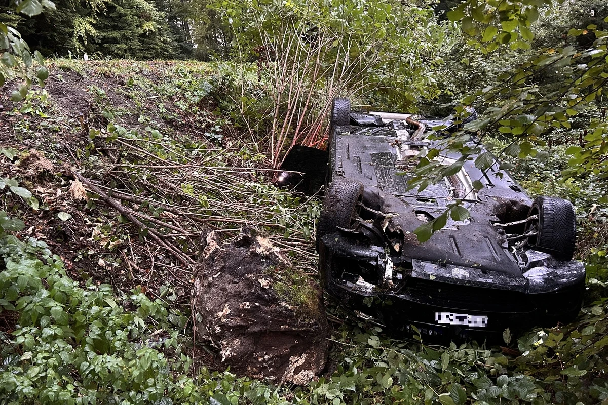 Pfäffikon SZ - Auto überschlägt sich bei Unfall 