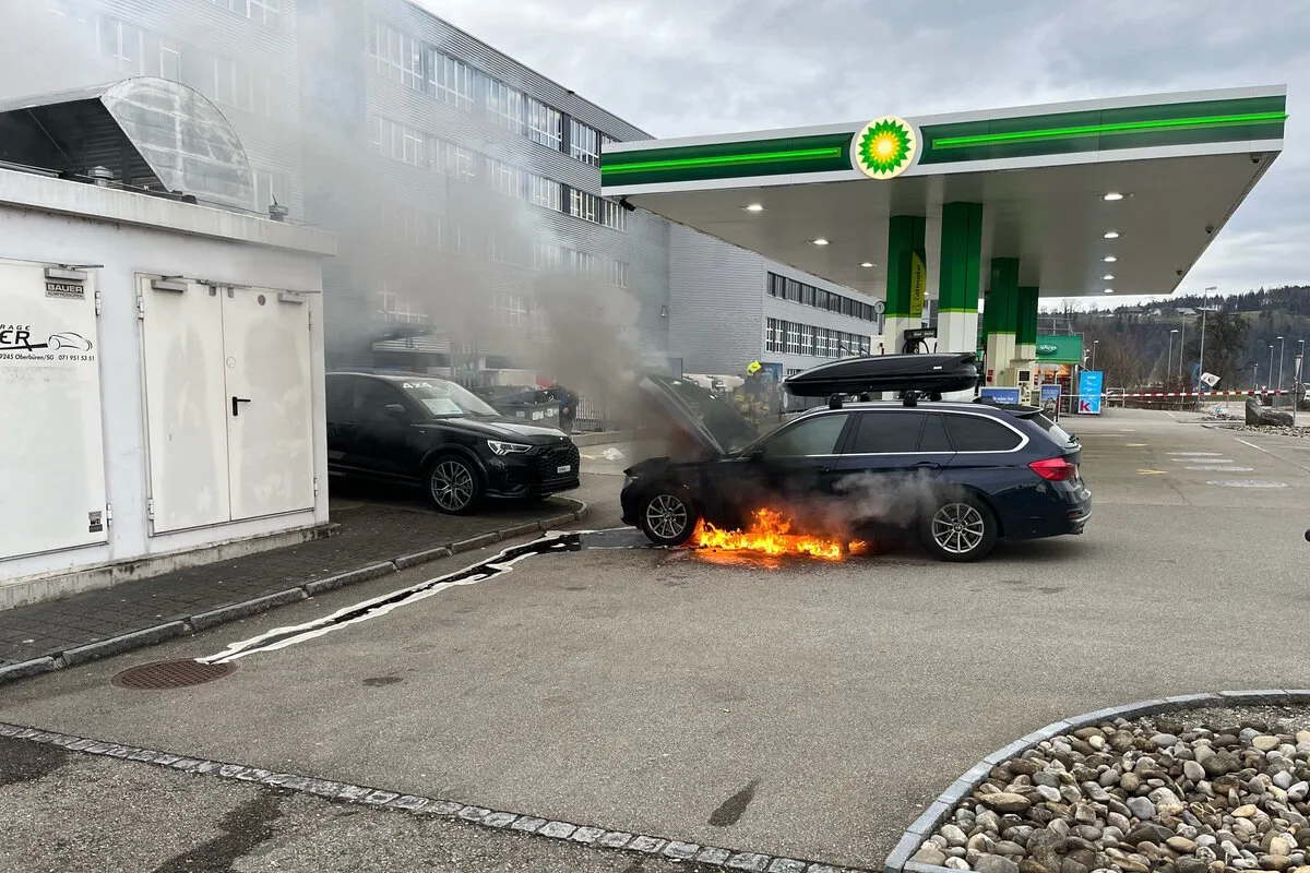 Oberbüren SG - Auto aufgrund eines technischen Defekts in Brand 