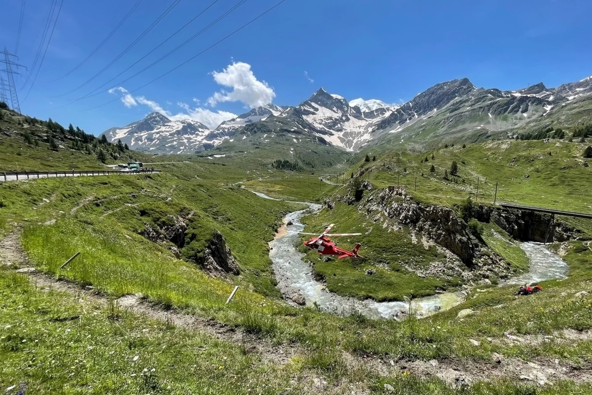 Pontresina GR - Motorradfahrer stürzt bei Unfall einen Abhang hinunter