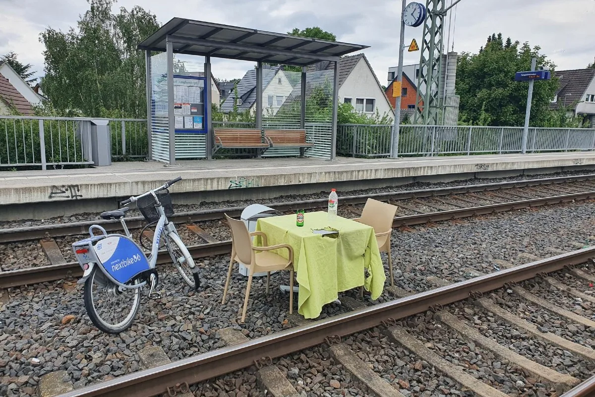 Kassel-Jungfernkopf  - Tische und Stühle auf Geleise gelegt!