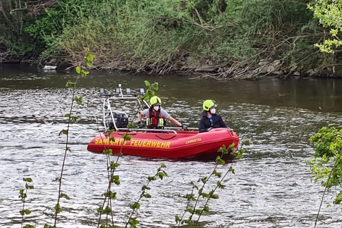 Sankt Augustin – Feuerwehr rettet drei Kinder von Insel auf Sieg