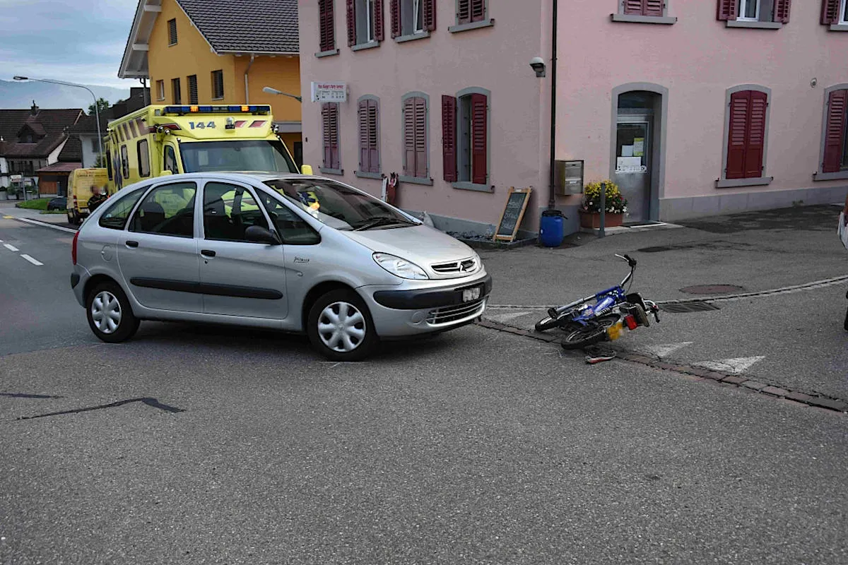 Neuhaus SG - Autofahrer übersieht Mofafahrer 