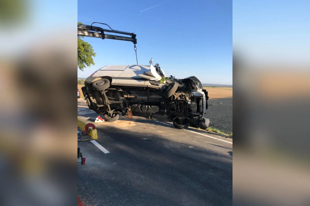 Schellerten-Wendhausen – Transporter prallt gegen Baum