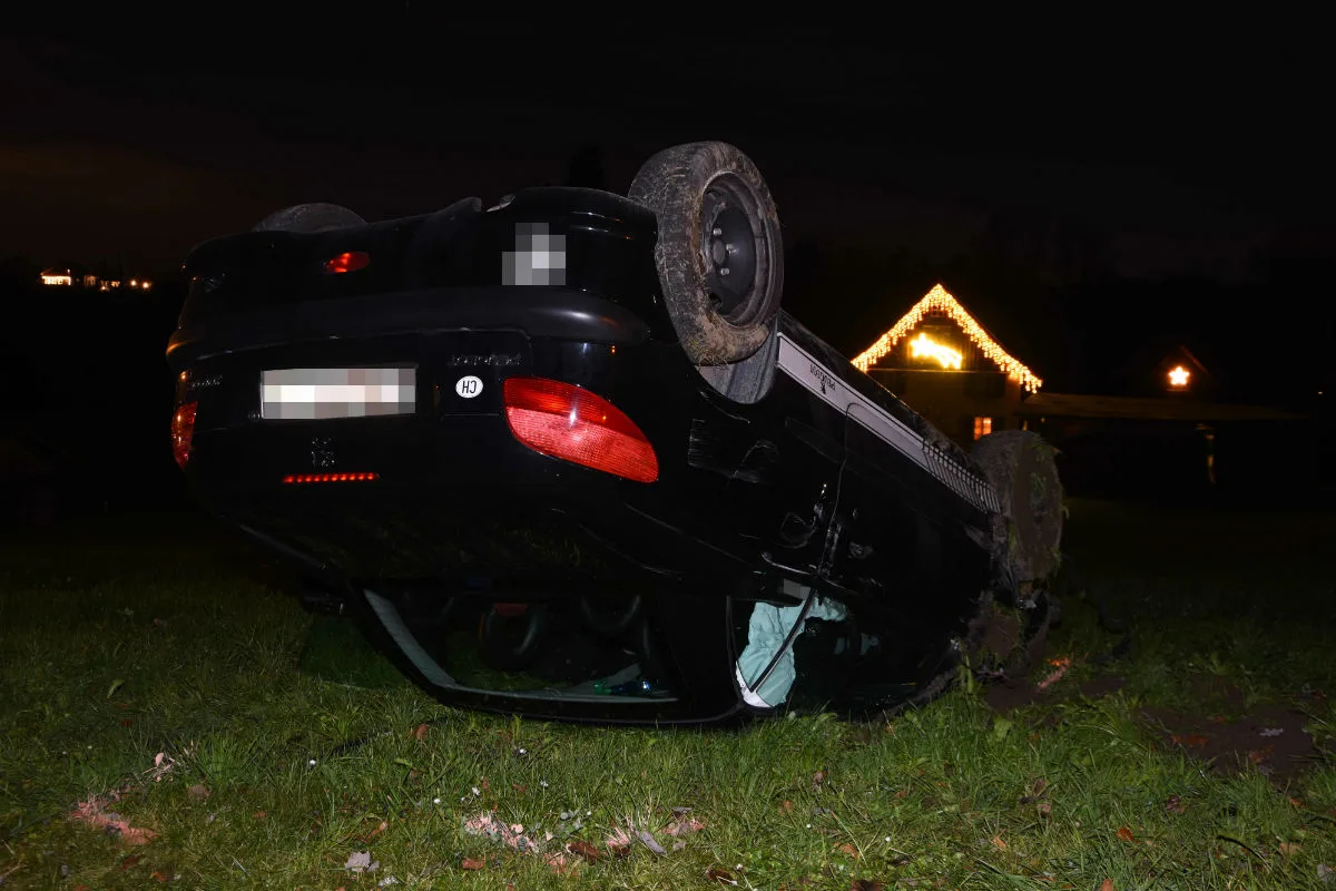 Jona SG - Auto landet nach Selbstunfall auf dem Dach