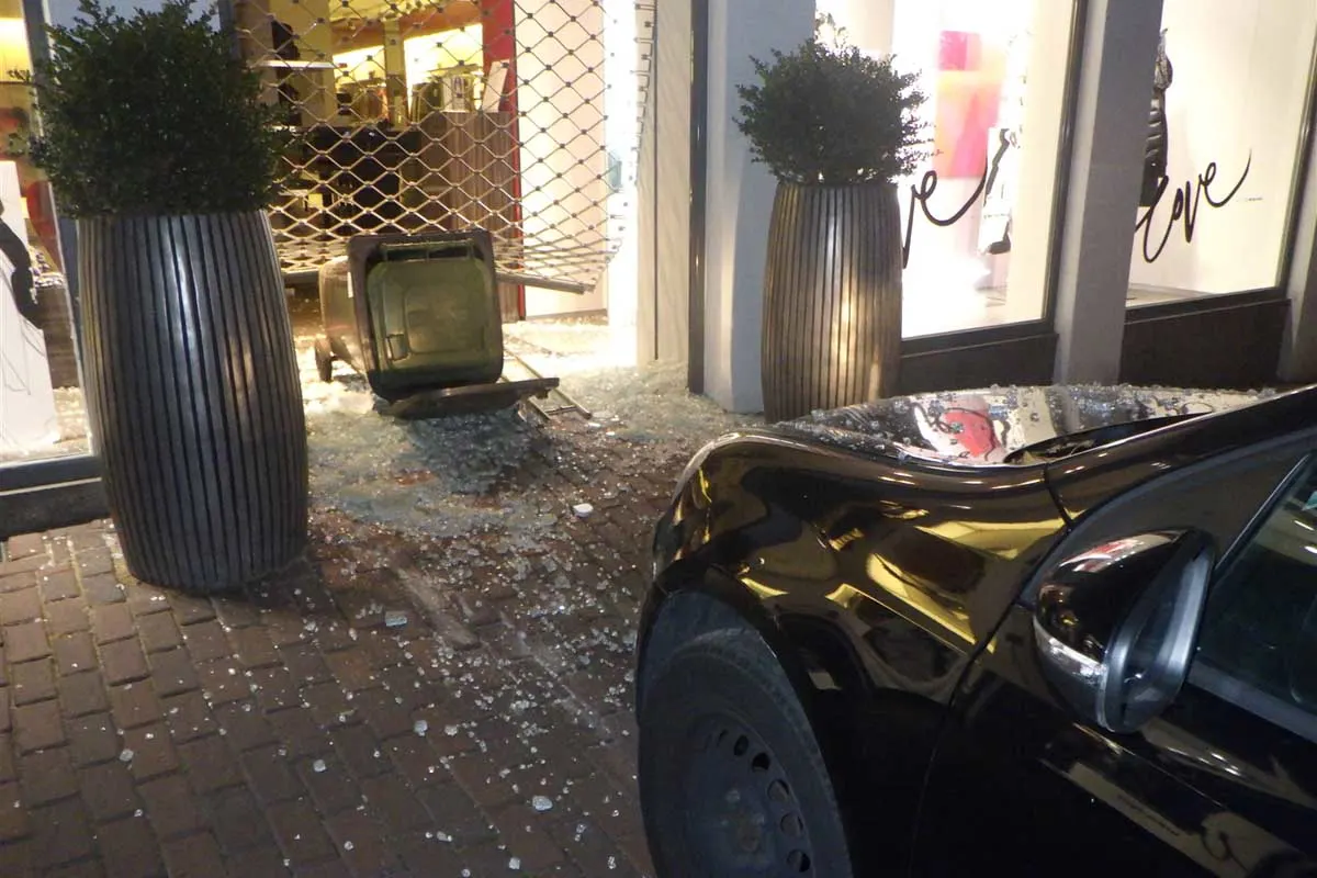 Kleve - Abfallbehälter als Ramme benutzt