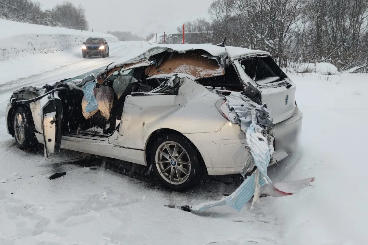 Realp UR - Sattelschlepper-Anhänger schlitzt schleudernden BMW regelrecht auf