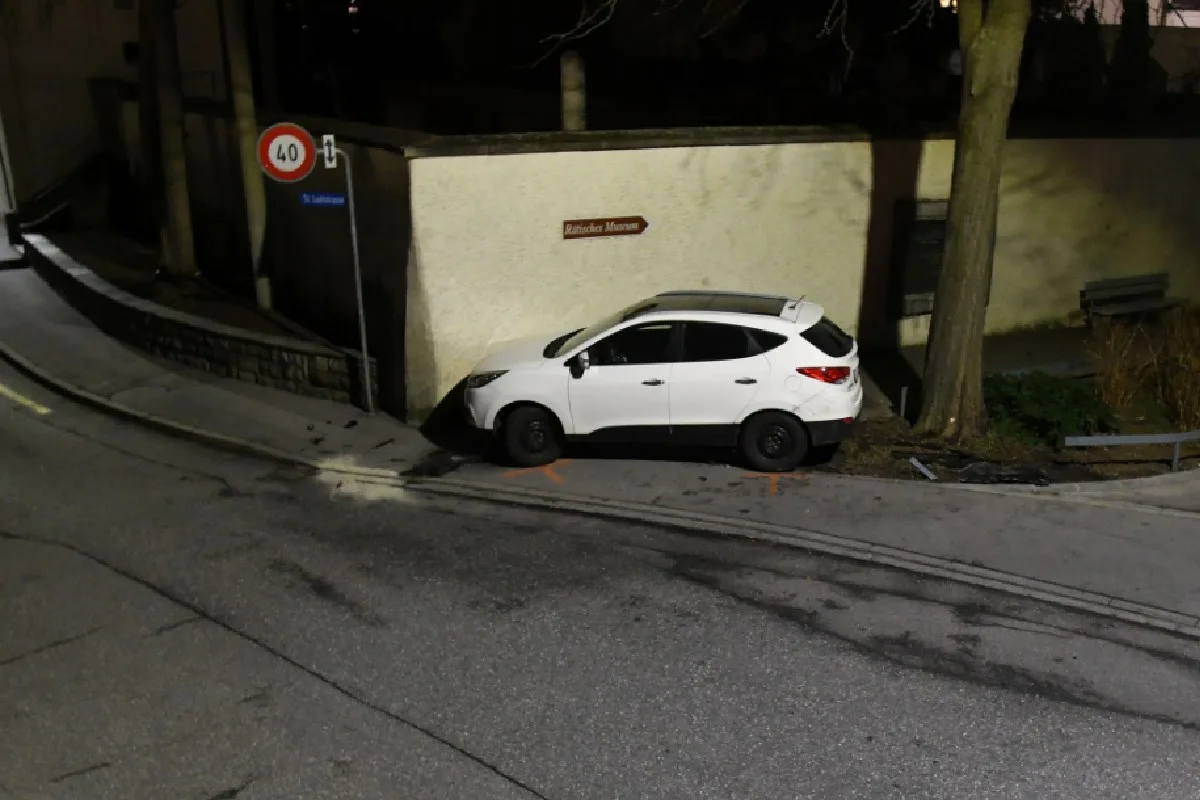 Chur GR - Junglenker verliert Kontrolle über Auto