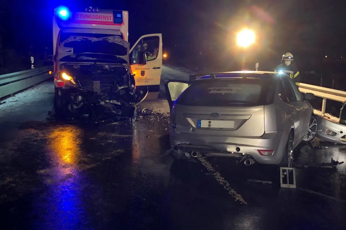 Lennestadt – Heftige Kollision mit Rettungswagen