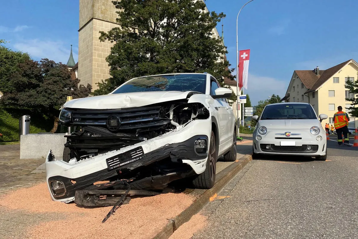 Oberägeri ZG – Rentner fährt in Motorräder und Autos