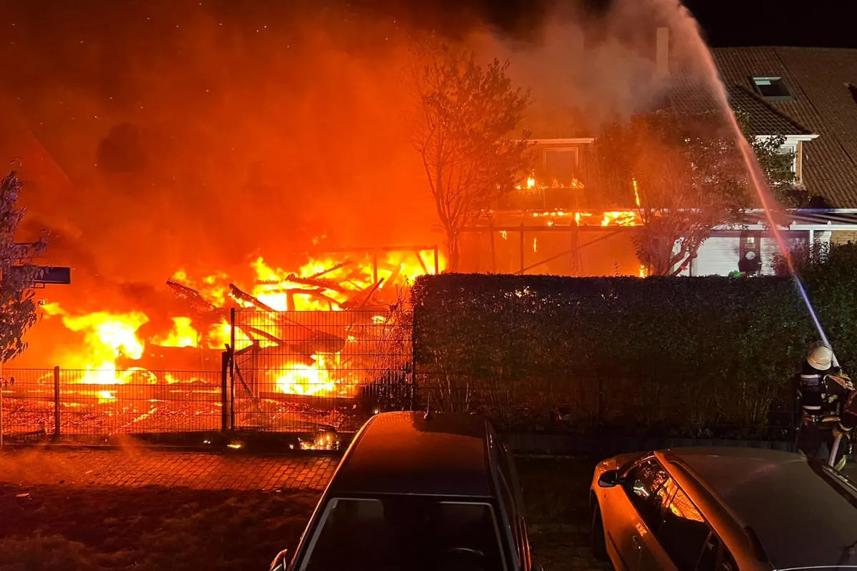 Norderstedt – Carportbrand greift auf Endreihenhaus über