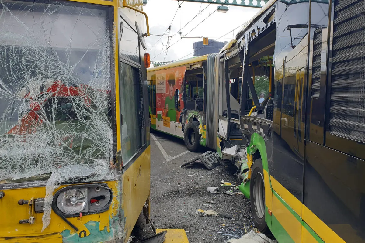 Oberhausen – Kollision zwischen Linienbus und Straßenbahn – 30 Personen verletzt