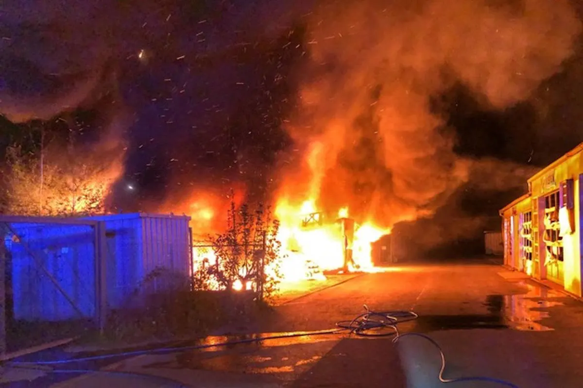 Gelsenkirchen – Feuer an Kfz-Werkstatt zerstört mehrere Lkw und Pkw.