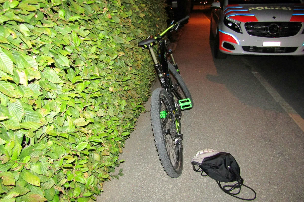 Glarus GL - Velofahrer trifft Fussgänger