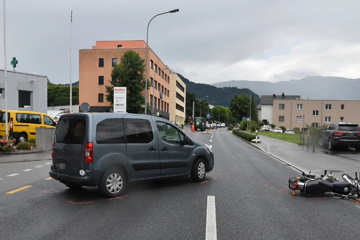 Balzers / Schaan FL - Ein Motorradfahrer verletzt sich bei Verkehrsunfall