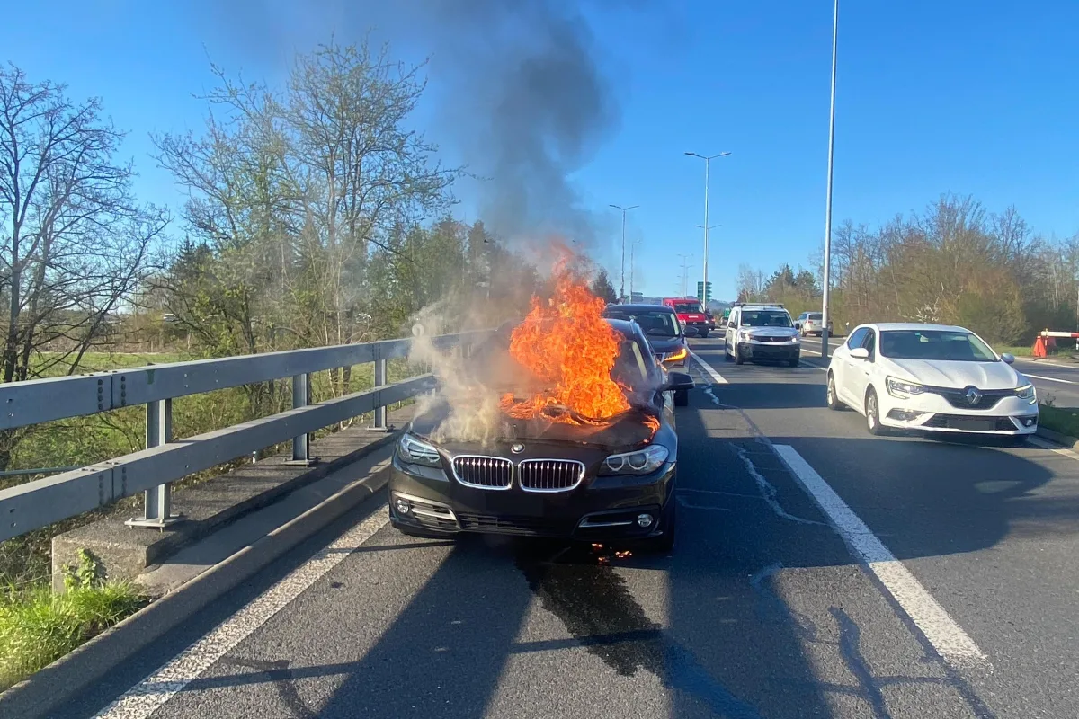 Cham ZG – BMW nach Knall auf der A14 in Brand geraten