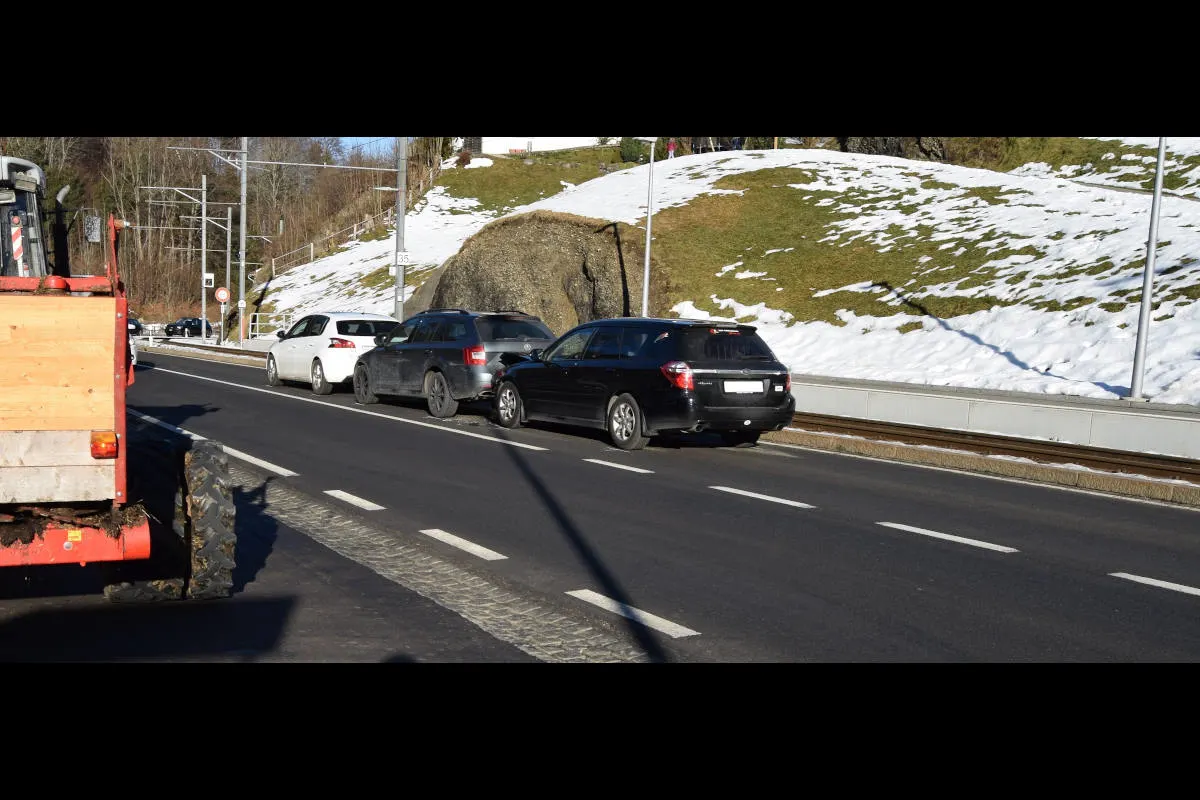 Unfall in Gais AR – Auffahrkollision mit mehreren Fahrzeugen