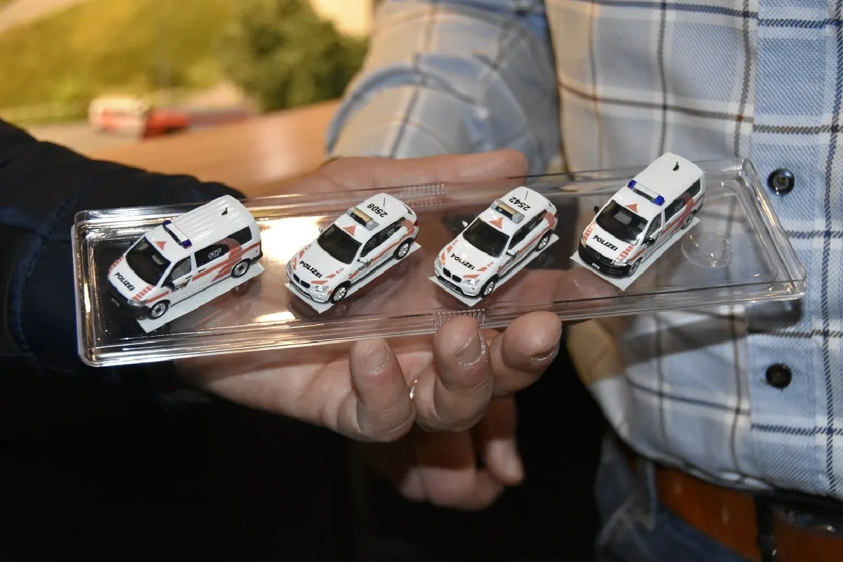 Schaffhausen - Übergabe von vier Modelpolizeiautos
