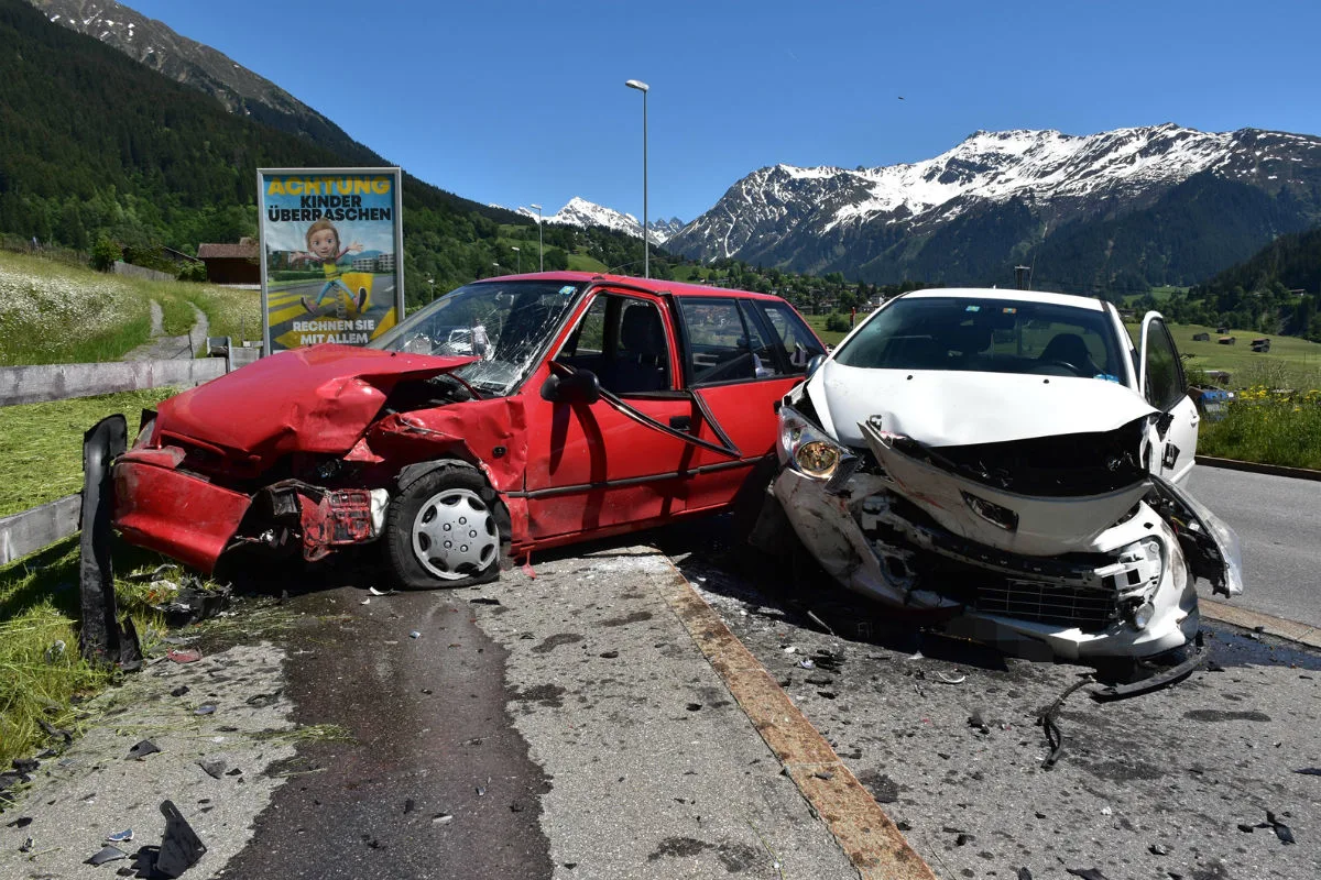 Klosters GR - Drei Autos nach Kollision total beschädigt