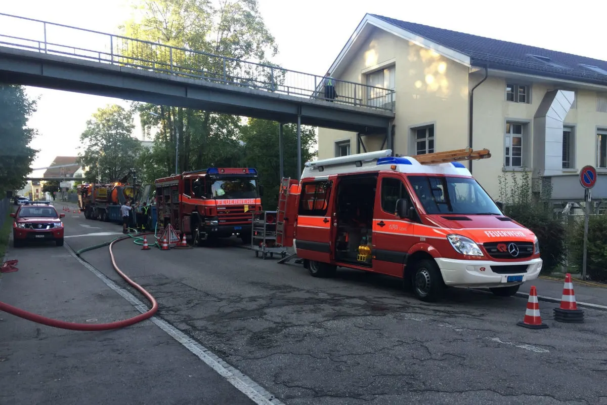Niederuzwil SG - Betonwasser fliesst in Uze-Bach