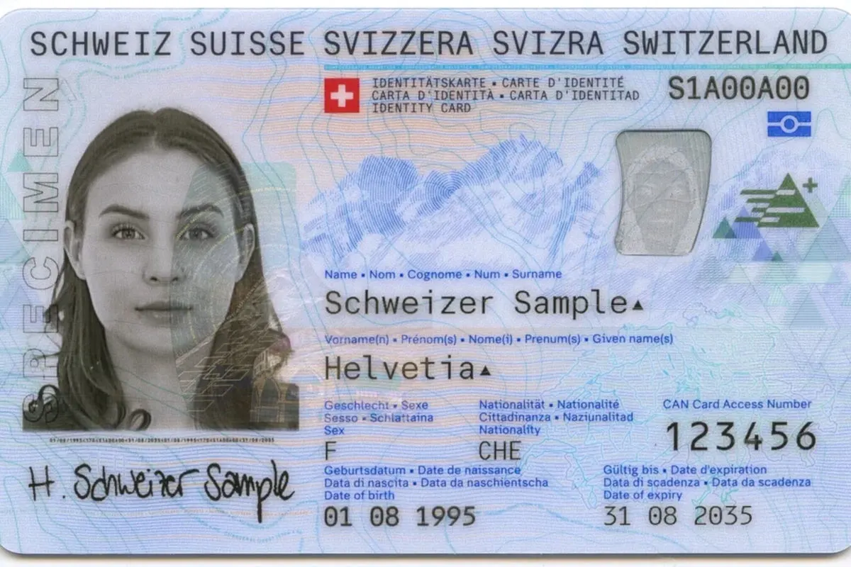 Eine Schweizer Identitätskarte, die das Foto und wesentliche persönliche Informationen wie Name und Geburtsdatum zeigt.