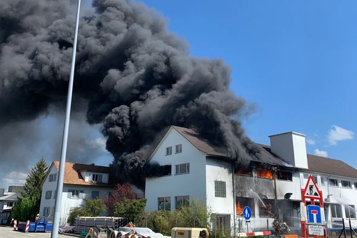 Däniken SO - Brand in Lagerhalle