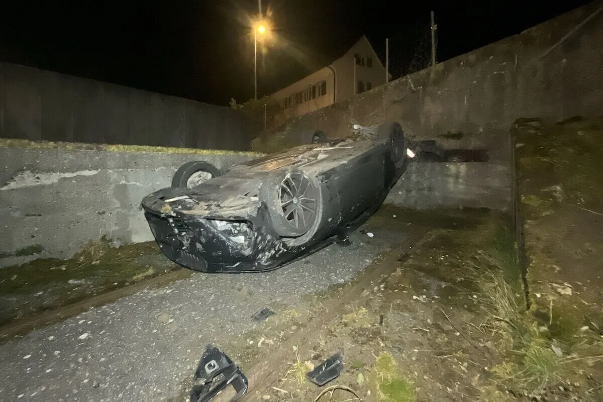 Balsthal SO – Auto stürzt bei Unfall rund drei Meter hinab