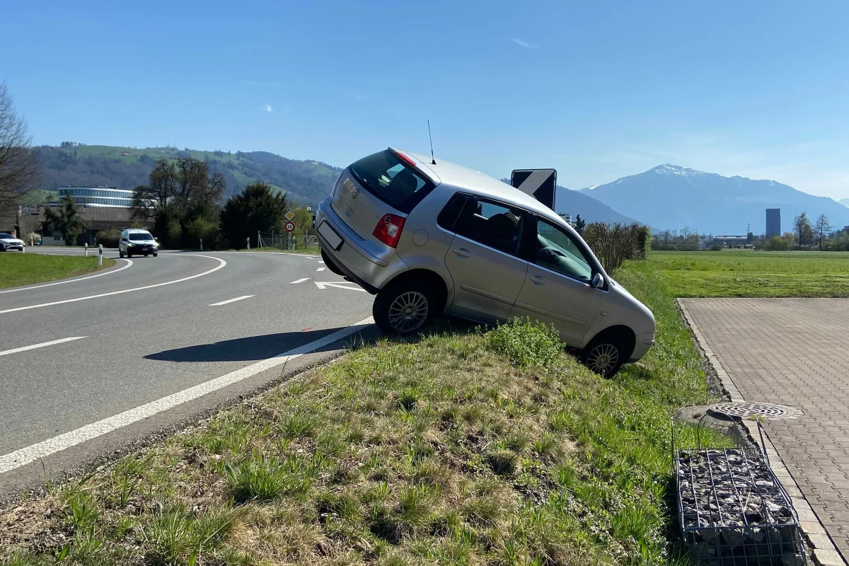 Baar ZG – Autofahrer (89) baut spektakulären Unfall