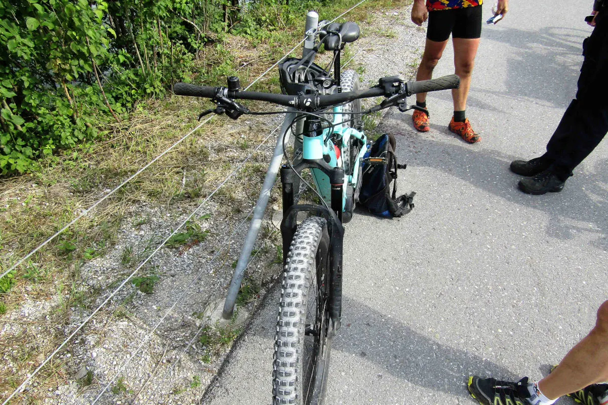 Glarus GL - Velofahrer sieht Fussgängerin zu spät und verletzt sie