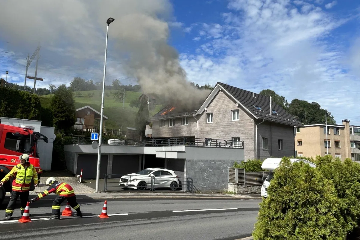 Schindellegi SZ - Hausdach brannte heute