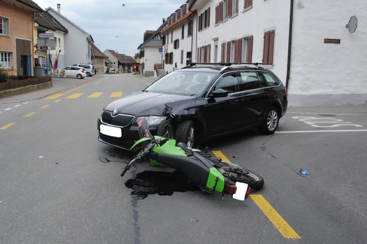 Löhningen SH - 17-jährige Motorradfahrerin von Autolenkerin übersehen und erfasst!