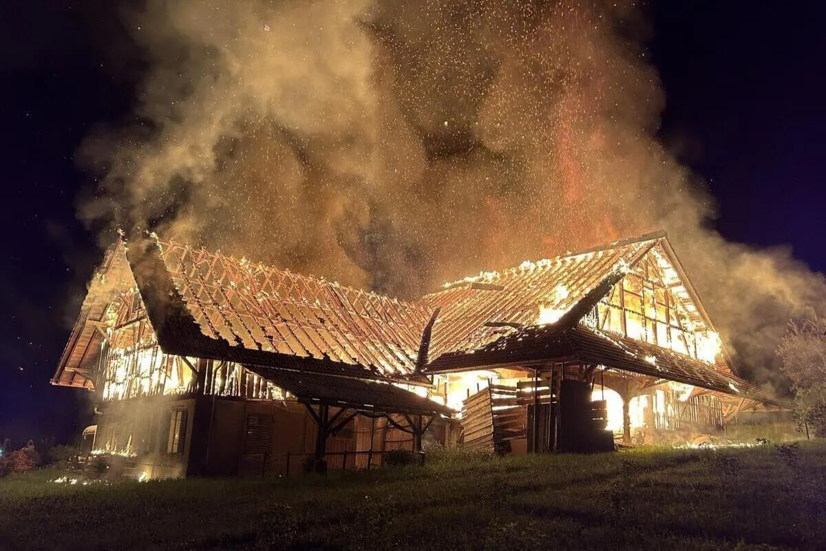 Bonstetten ZH - Brand zerstört Gebäude komplett