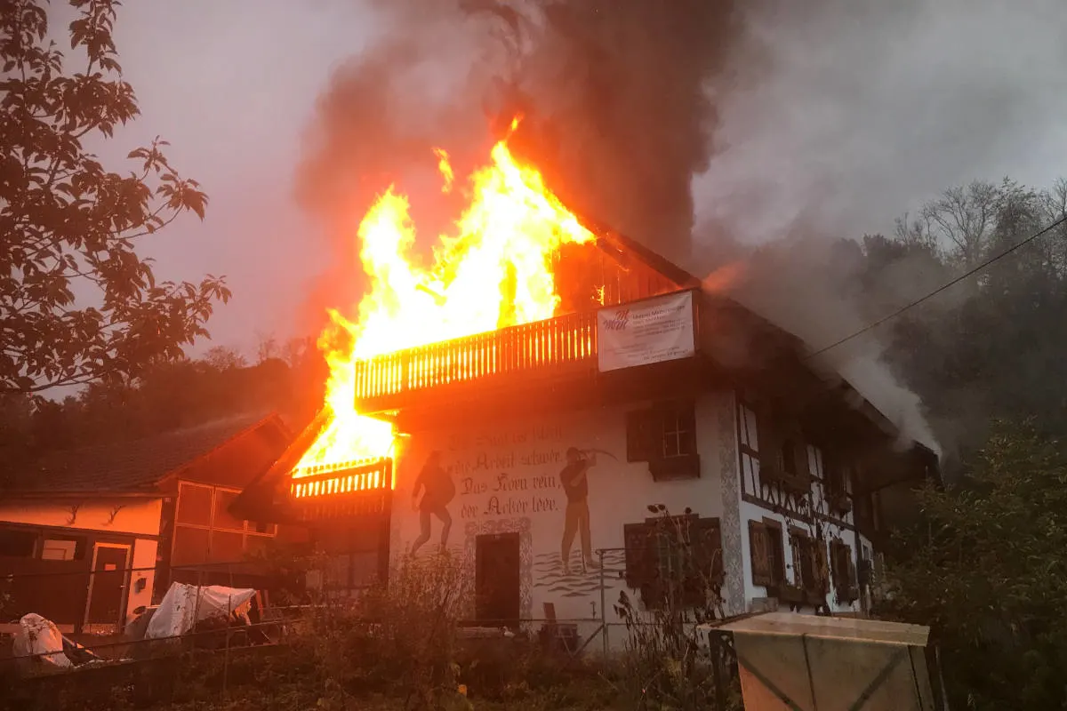 Mellikon AG - Brandausbruch in Mehrfamilienhaus