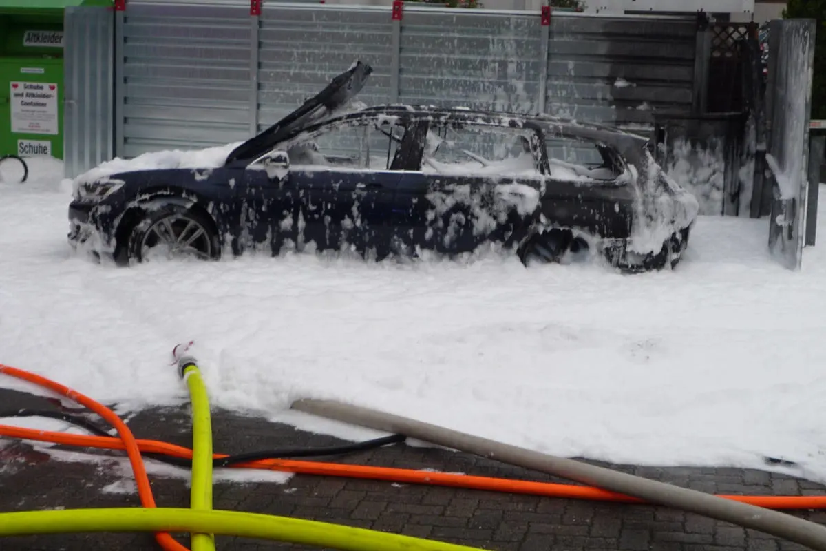 Fahrzeugbrand auf Tankstellengelände
